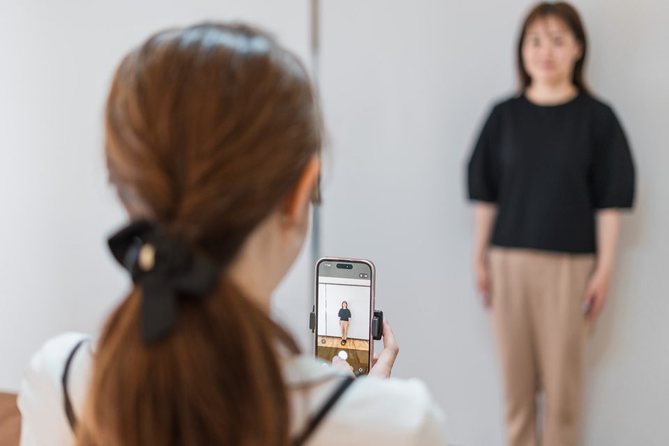 施術前の全身写真を撮影しているところ