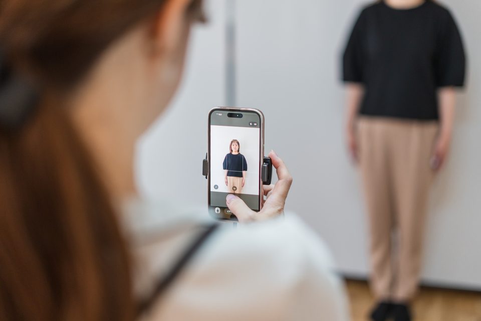 施術後のアフター写真を撮影しているところ